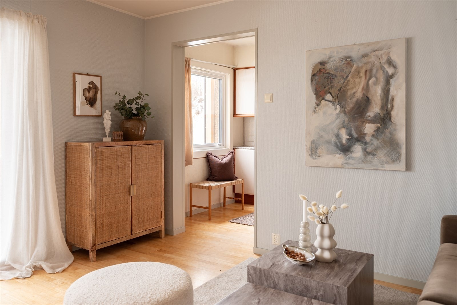 Vinduflatene og den rause takhøyden gir en god og luftig romfølelse. Galleribilde