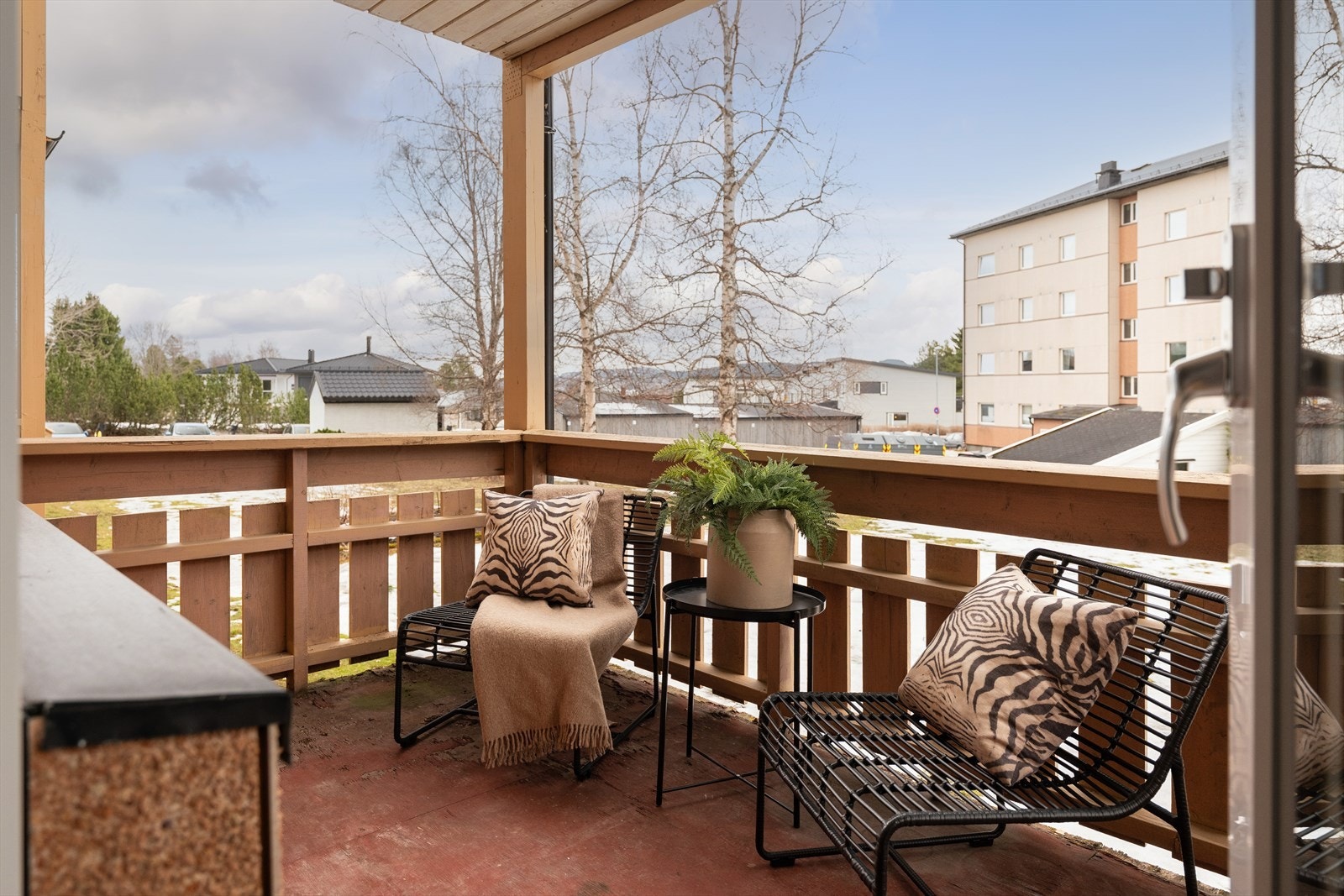 Flere av leiligheten har satt opp egen port på balkong, slik at det blir enkel adkomst til felles hageområde. Galleribilde