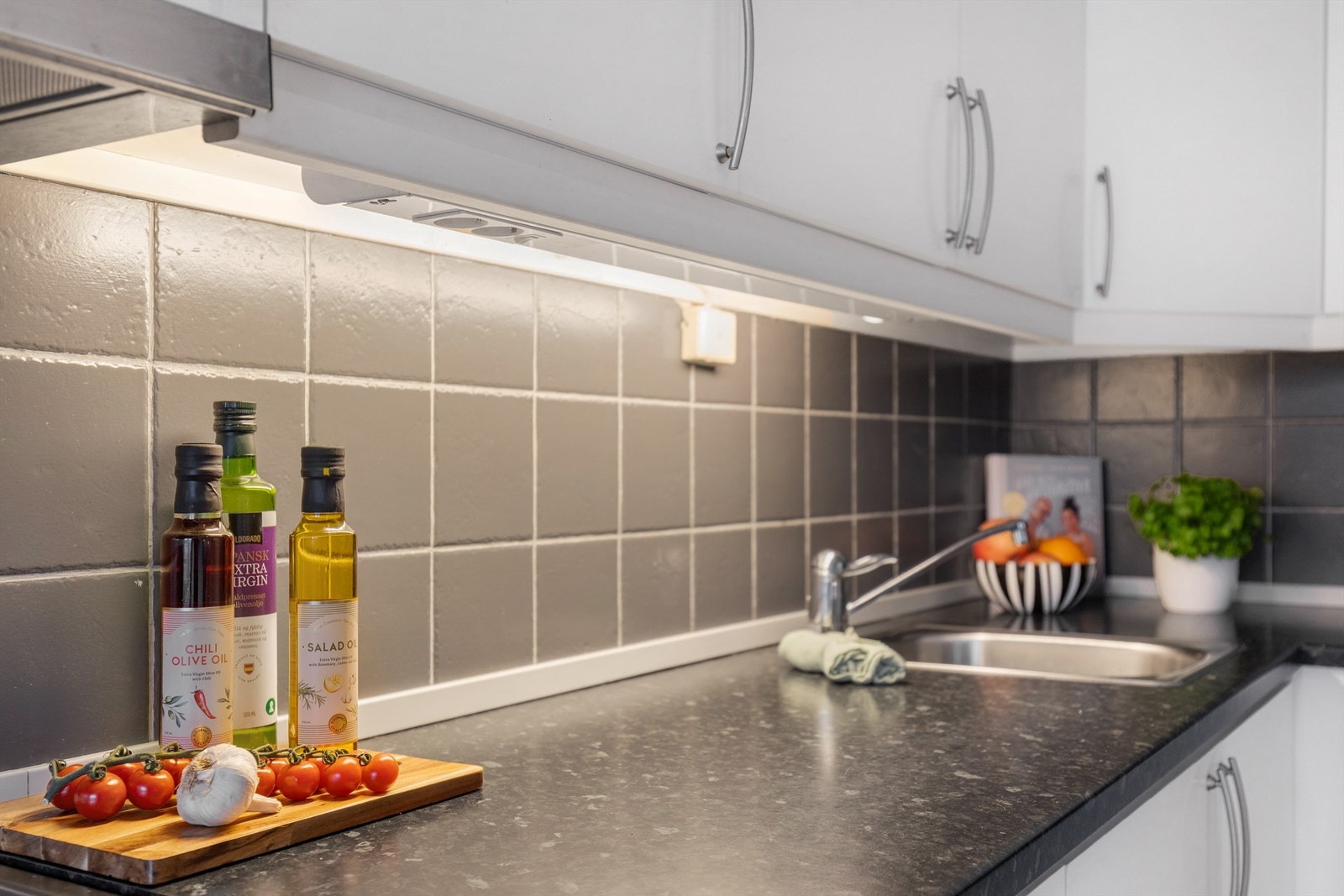 Benkeplaten i laminat har en nedfelt vask, og det er installert Waterguard. Galleribilde