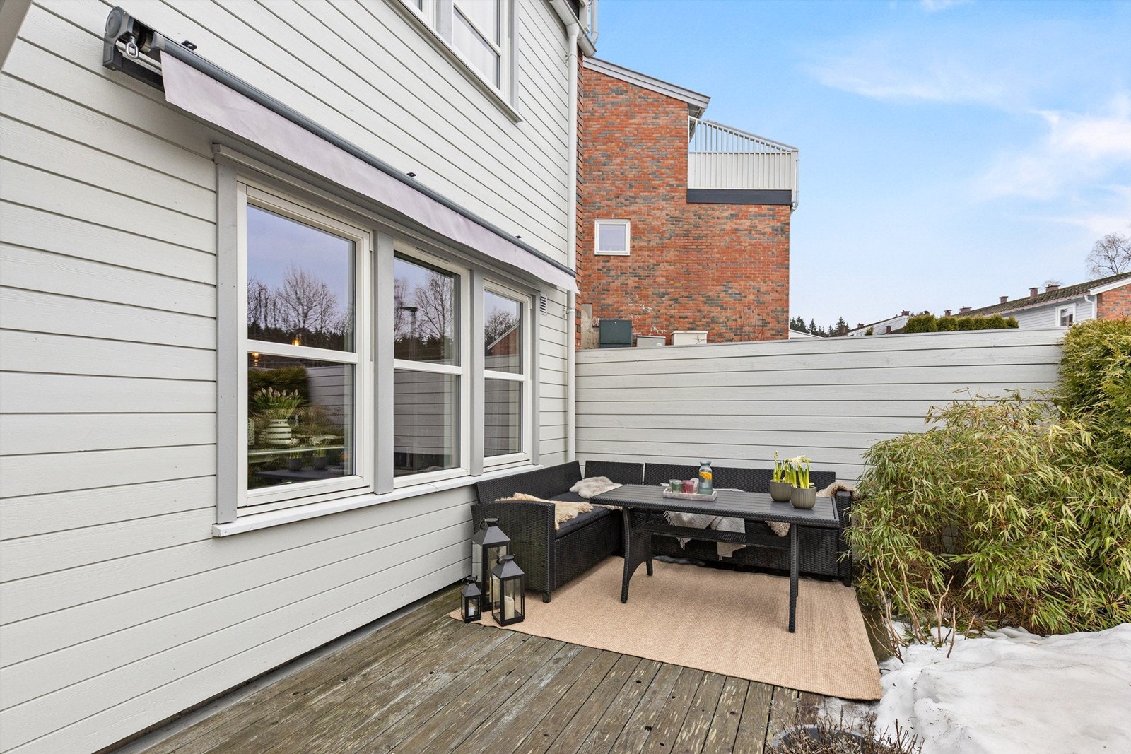 Boligen har en skjermet og vestvendt markterrasse på ca. 20 m² med gode solforhold. Galleribilde