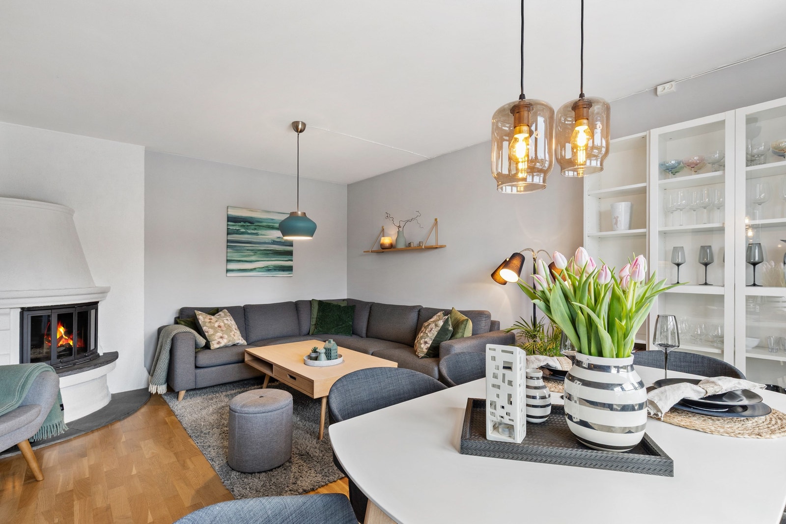 Stuen og kjøkkenet brer seg over hele planet i 1. etasje med plass til å møblere i soner. Galleribilde