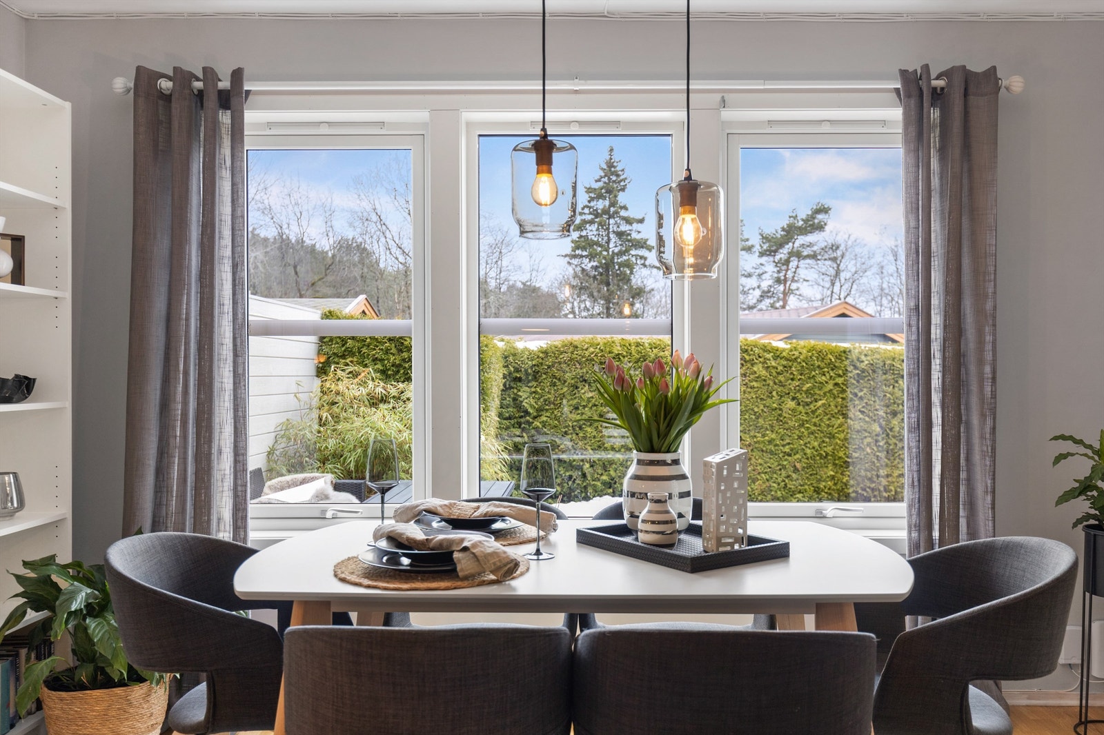 Store vindusflater fra 2018 slipper inn rikelig med dagslys og har herlig utsyn mot hagen. Galleribilde