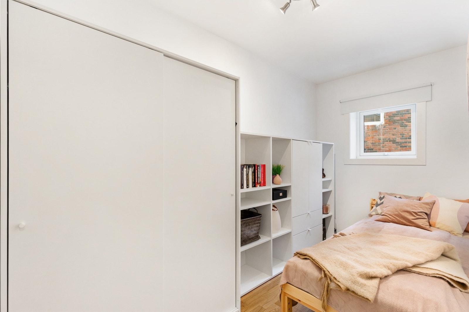 Det tredje soverommet er også av god størrelse og egner seg som barnerom eller kontor- alt etter eget ønske og behov. Galleribilde