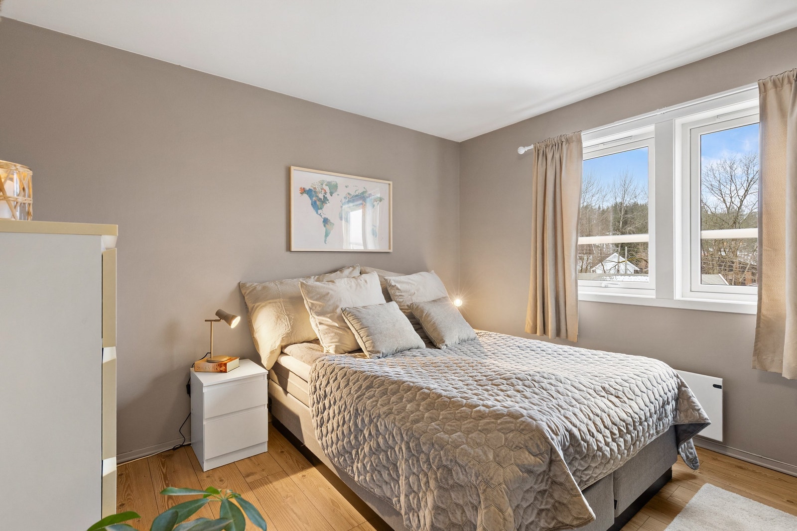 Hovedsoverommet har god plass til dobbeltseng og tilhørende nattbord. Overflatene er nylig malt. Galleribilde