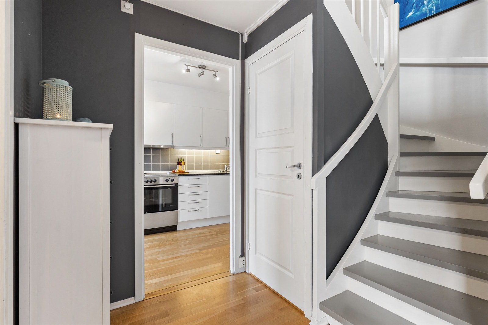 Svingtrappen i trekonstruksjon binder de to etasjene sammen. Galleribilde