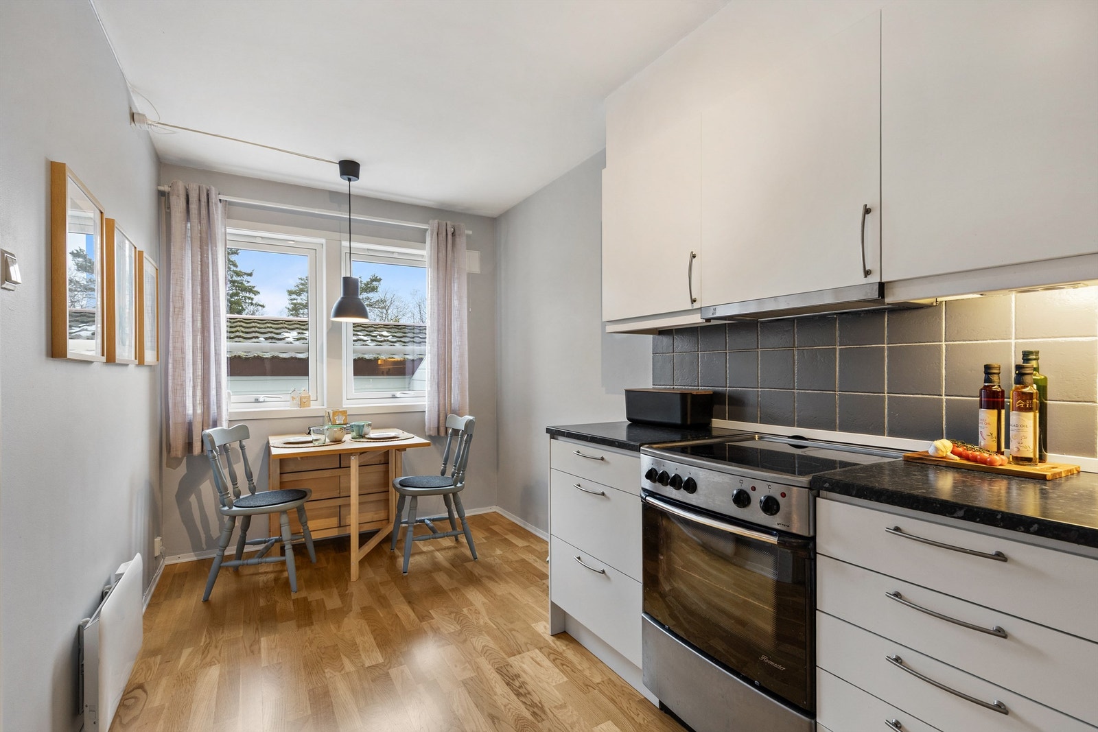 Det er også naturlig å møblere med et spisebord for å nyte morgenkaffen. Galleribilde