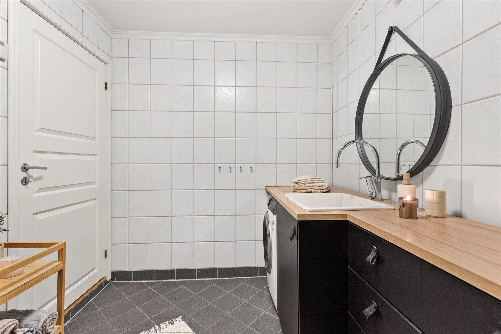 Rommet har mekanisk avtrekk og oppvarming via reflektorovn. Galleribilde