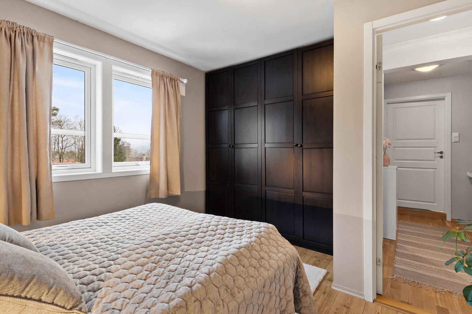 En hel garderobevegg gir rikelig med oppbevaringsplass og gjør det enkelt å ha system. Galleribilde