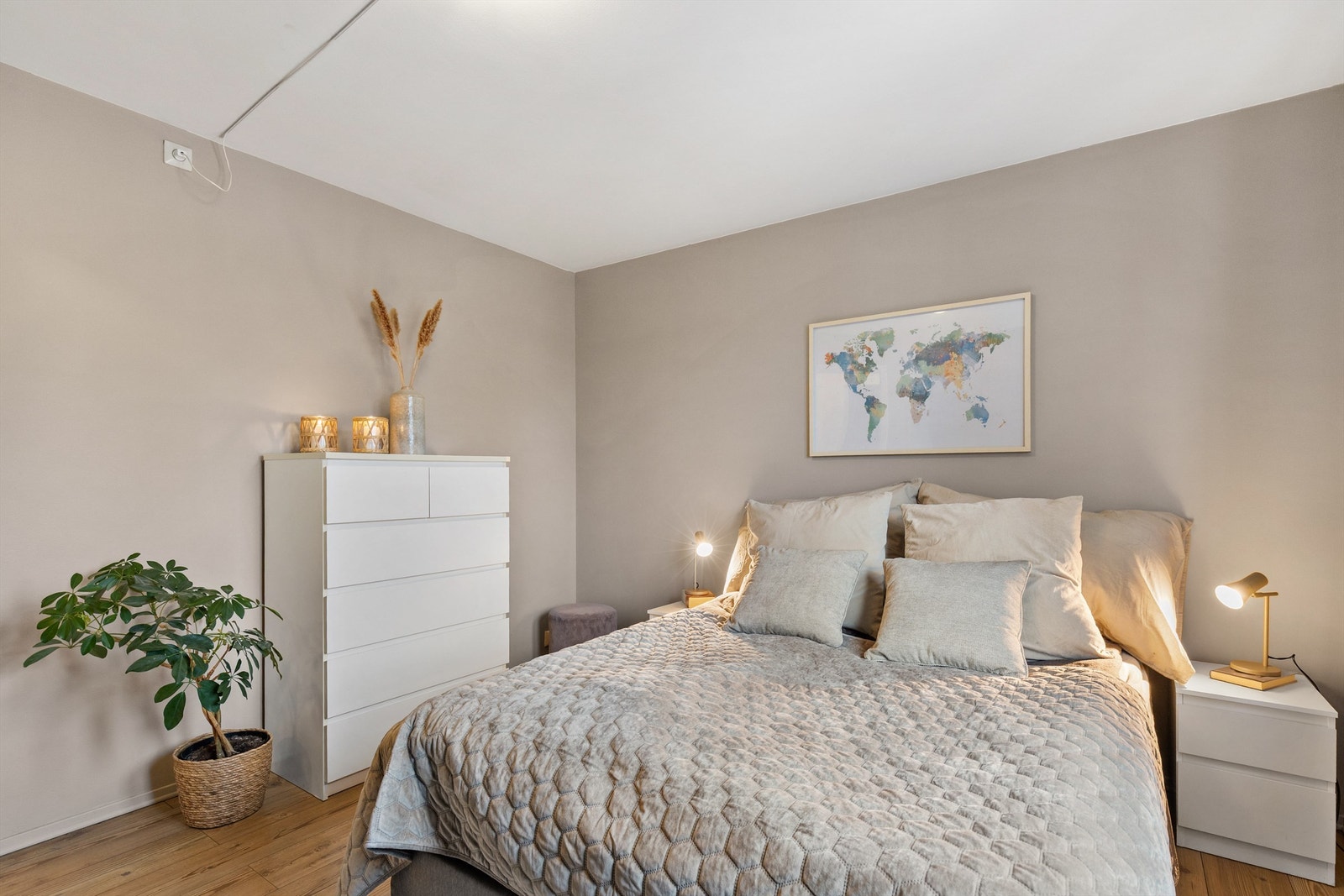 Rommet har en nøytral og tidløs fargepalett. Galleribilde