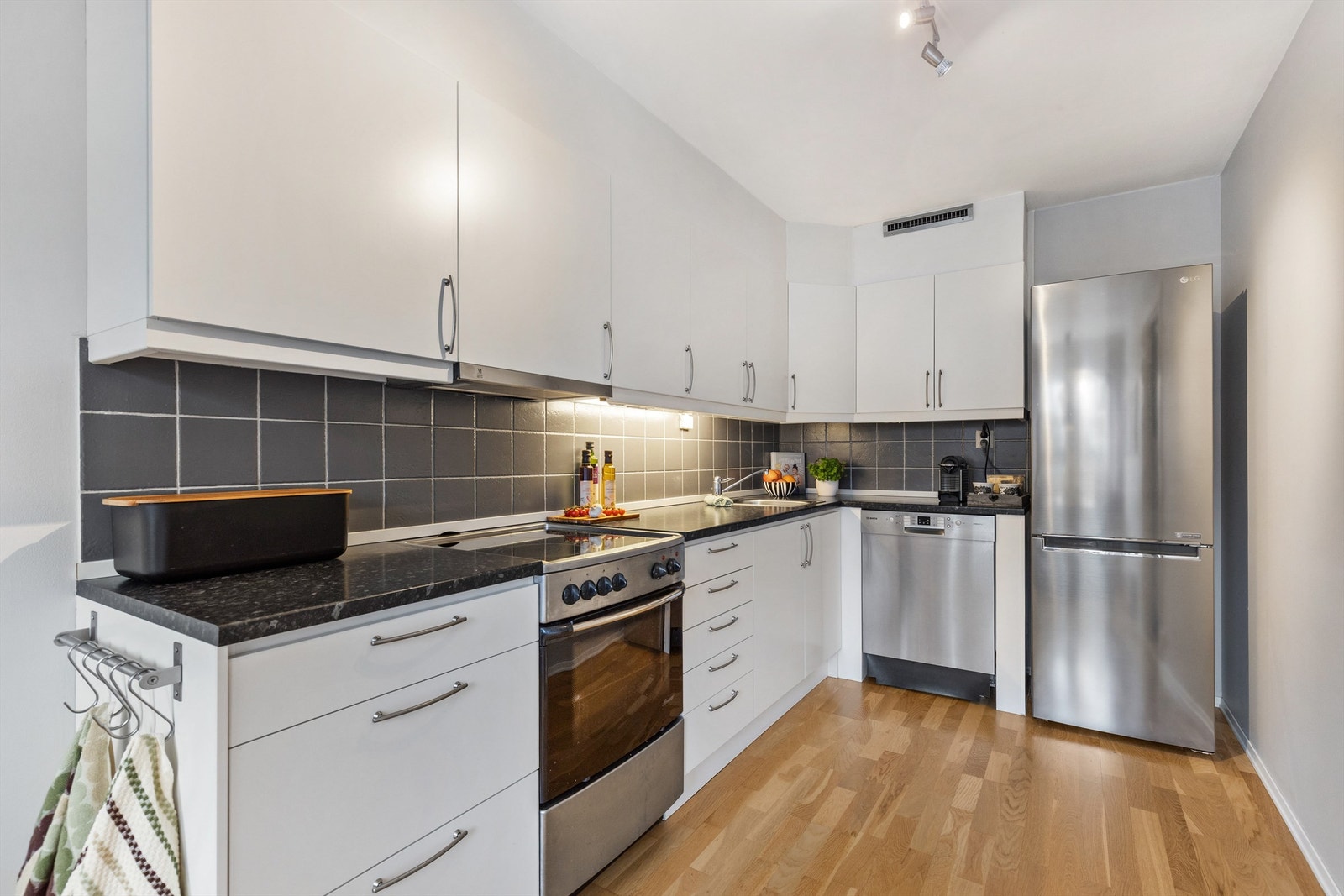 Kjøkkenet har en tidløs innredning med glatte fronter og godt med skap- og benkeplass. Galleribilde