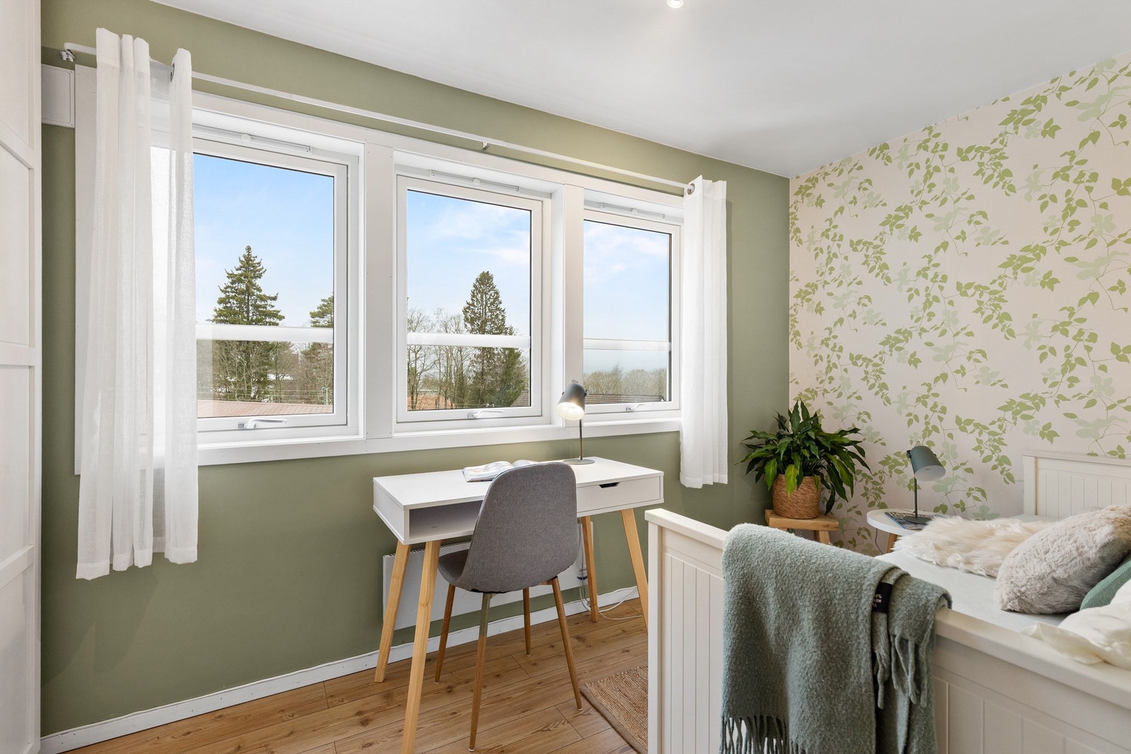 Også her er det store vinduer fra 2018 som slipper inn godt med lys. Galleribilde