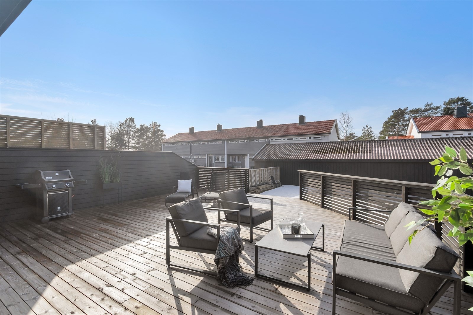 Pent opparbeidet tomt, med flotte uteplasser. Galleribilde