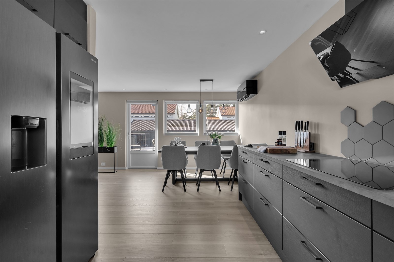 Lekkert kjøkken med innredning fra Sørlandskjøkken. Galleribilde