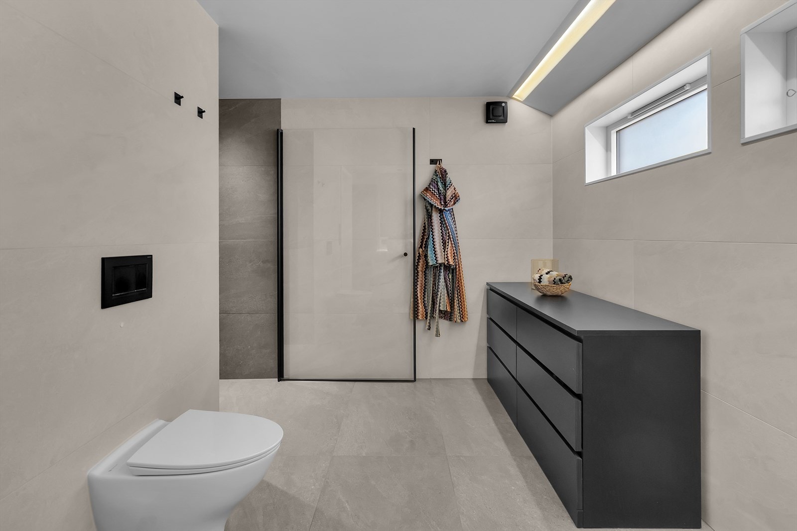 Romslig og svært pent bad | Vegghengt toalett, dusjnisje og opplegg for badekar. Galleribilde