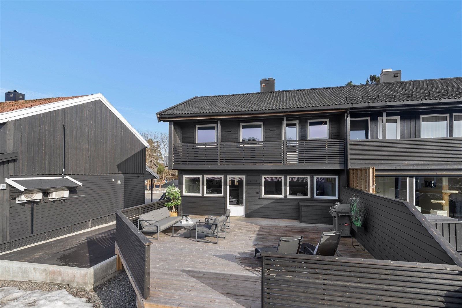 Pent opparbeidet tomt, med flotte uteplasser. Galleribilde