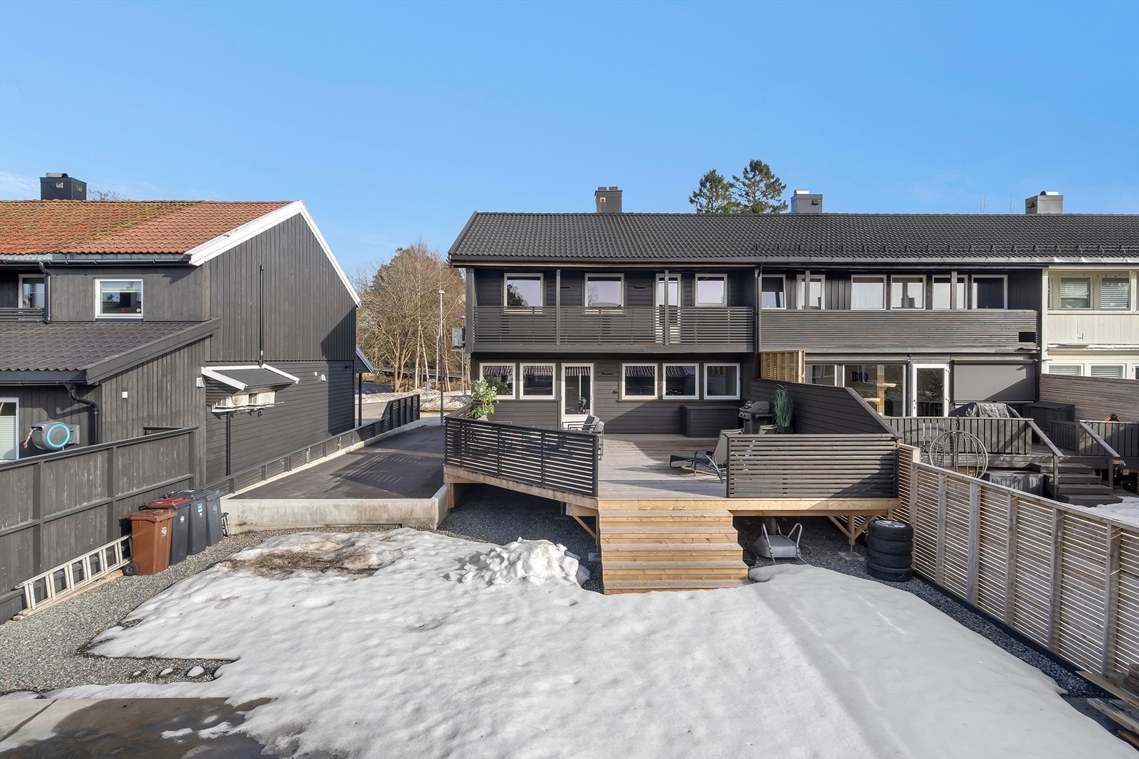 Fasade bak | Pent opparbeidet tomt, med flotte uteplasser. Galleribilde