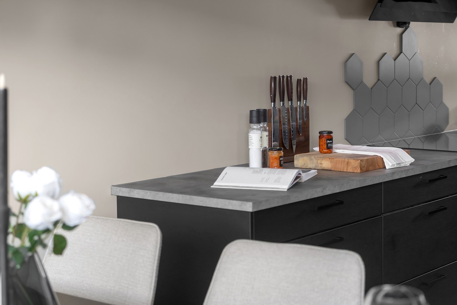 Lekkert kjøkken med innredning fra Sørlandskjøkken. Galleribilde