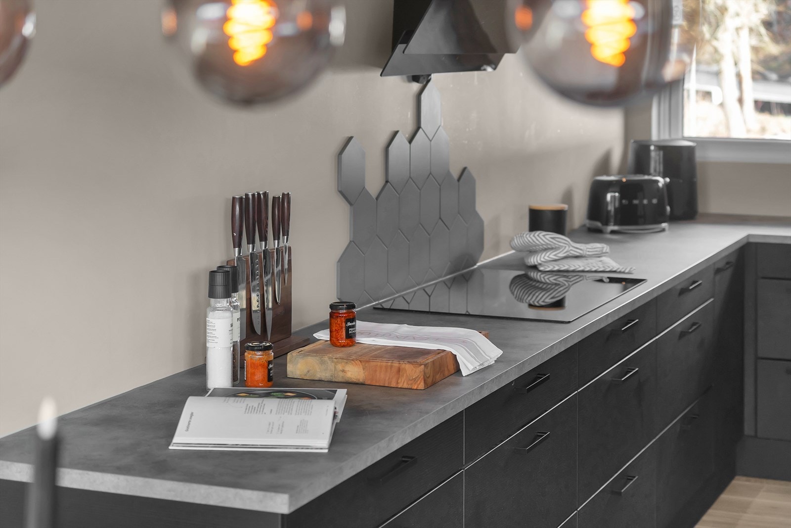 Lekkert kjøkken med innredning fra Sørlandskjøkken. Galleribilde