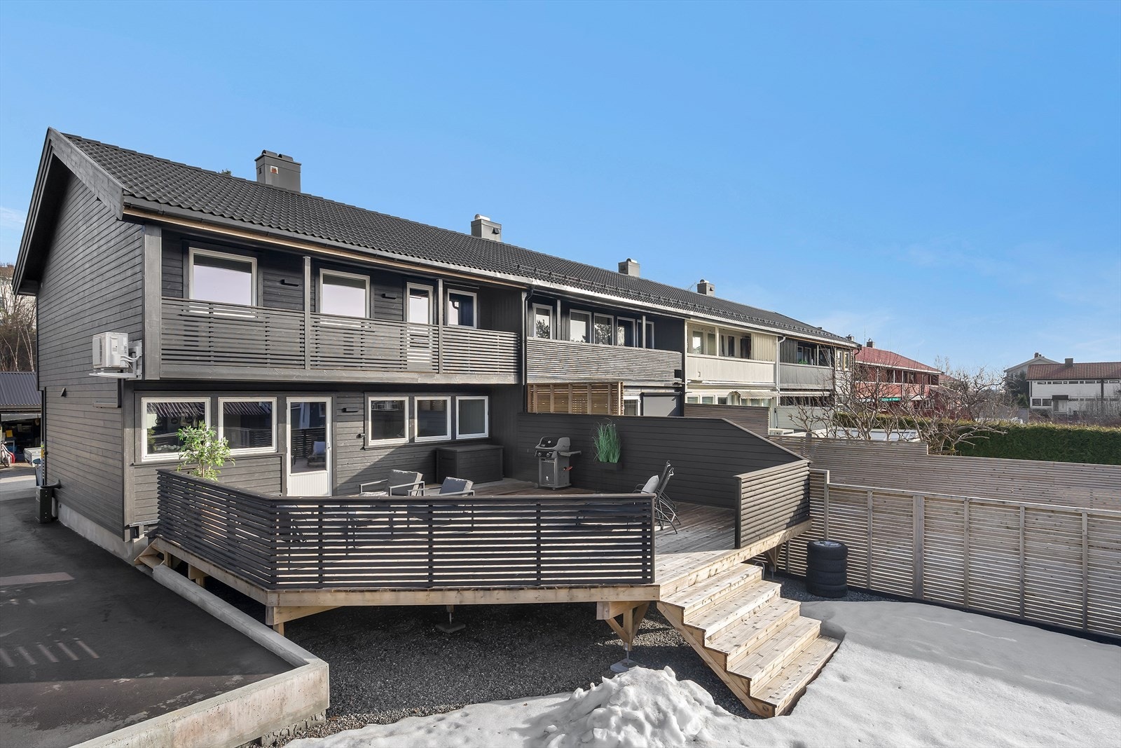 Pent opparbeidet tomt, med flotte uteplasser. Galleribilde