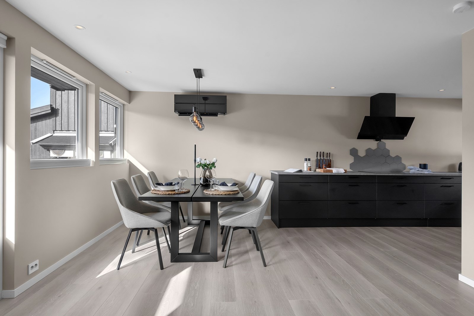 De store vindusflatene i boligen sørger for rikelig med naturlig lysinnslipp, samt en god romfølelse. Galleribilde