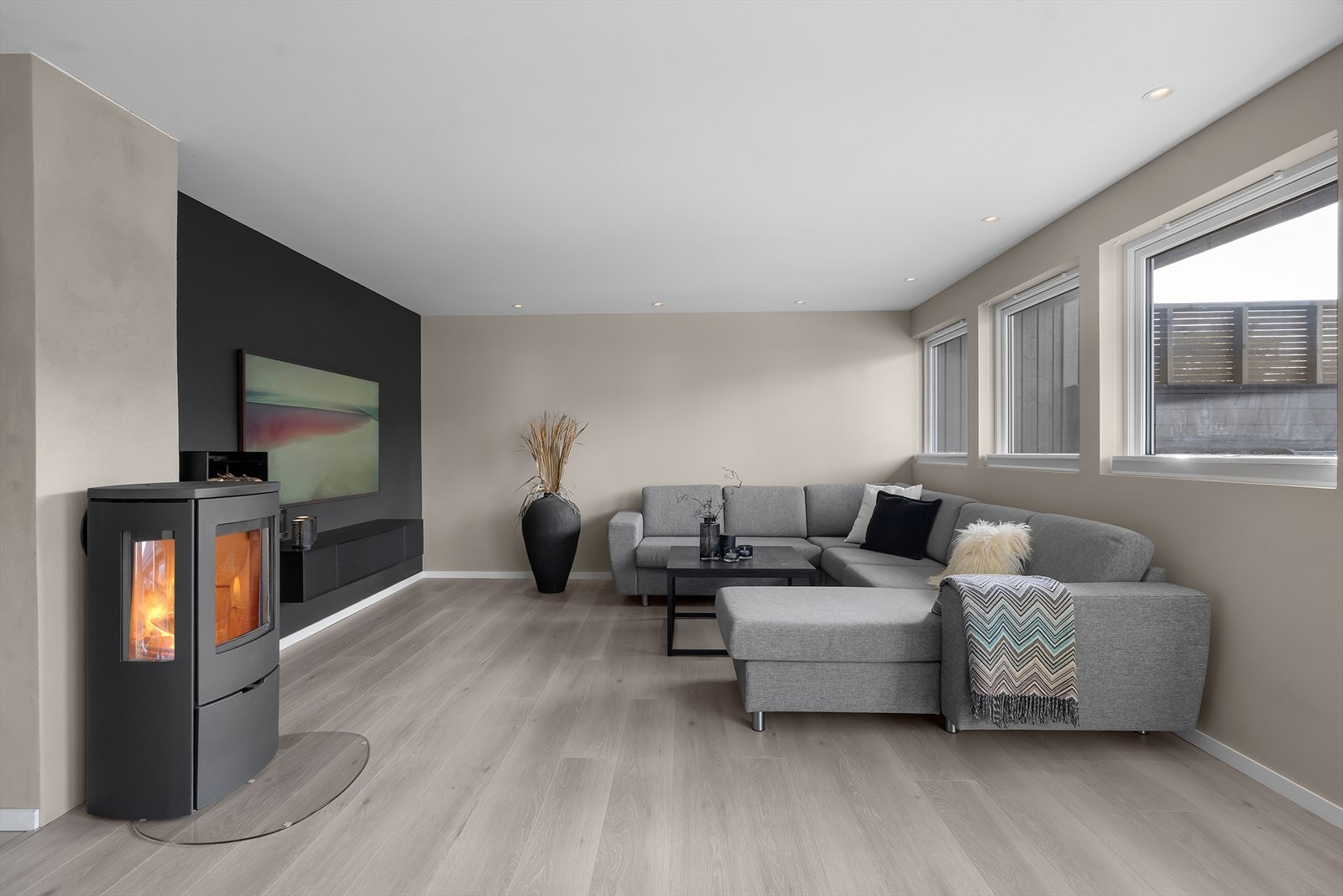 Romslig og fin stue | Koselig peis-ovn. Galleribilde