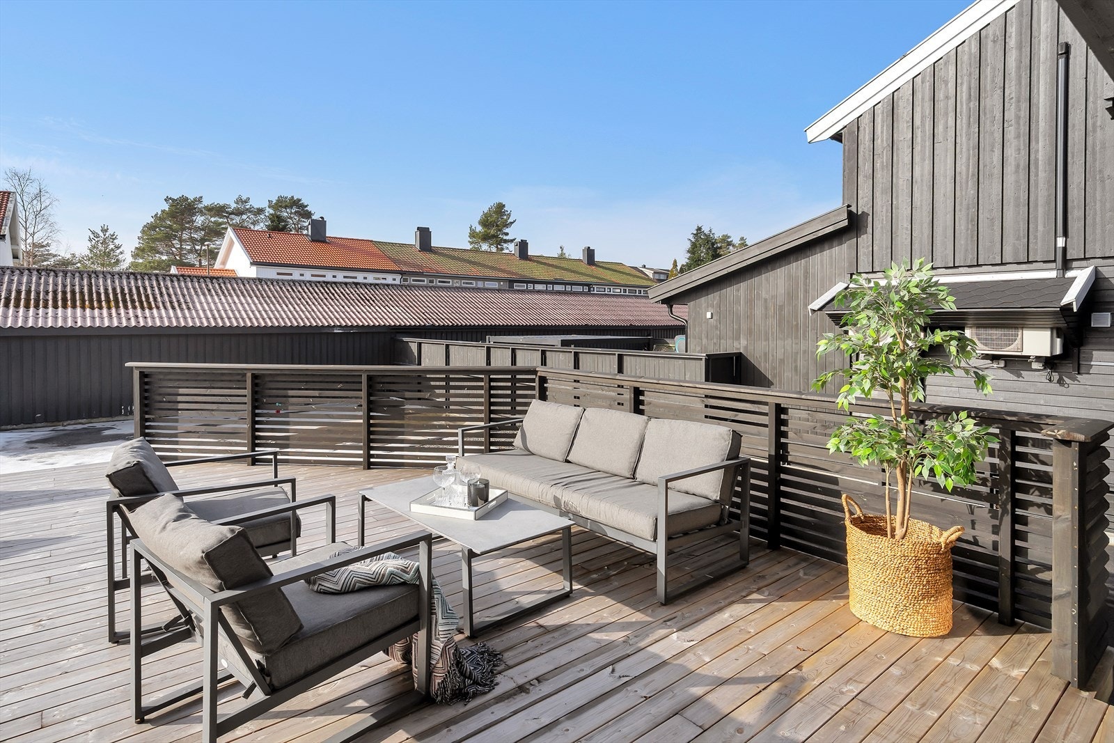 Romslig og solrik terrasse, med videre adkomst til resten av gakgården som er klargjort for plen, samt støpt betongdekke. Galleribilde