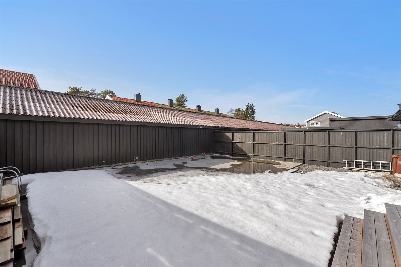 Pent opparbeidet tomt, med flotte uteplasser. Galleribilde