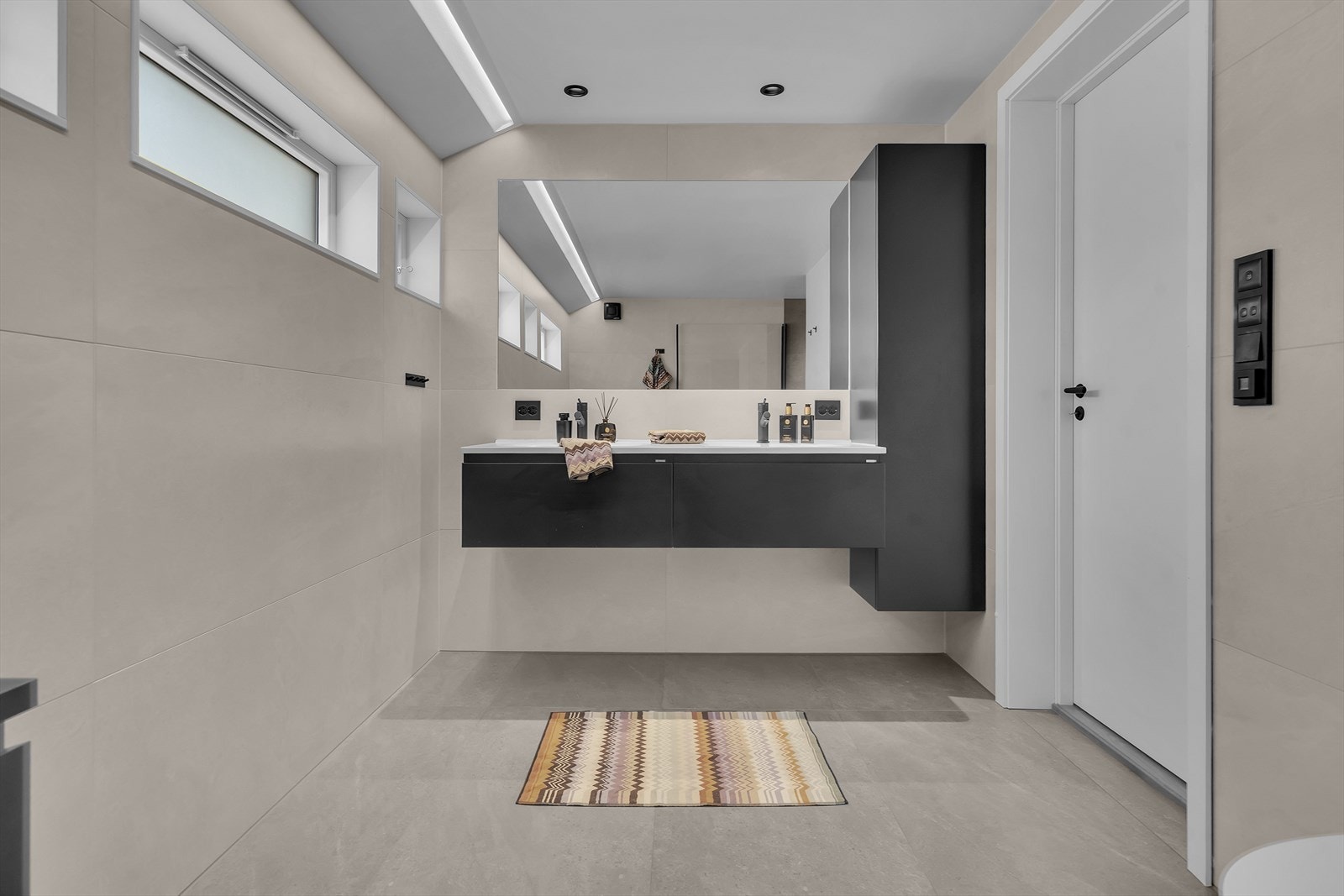 Romslig og svært pent bad | Lekker innredning, og integrert speil i flisene | Varme i gulv. Galleribilde