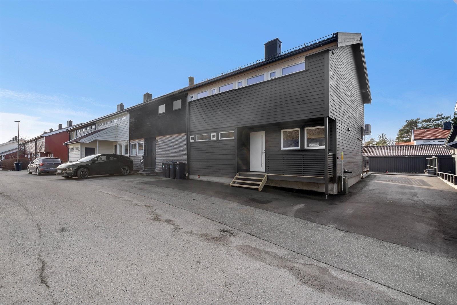 Fasade | Gårdsplassen ble opparbeidet og asfaltert i 2025 | Gode parkeringsmuligheter på egen tomt. Galleribilde