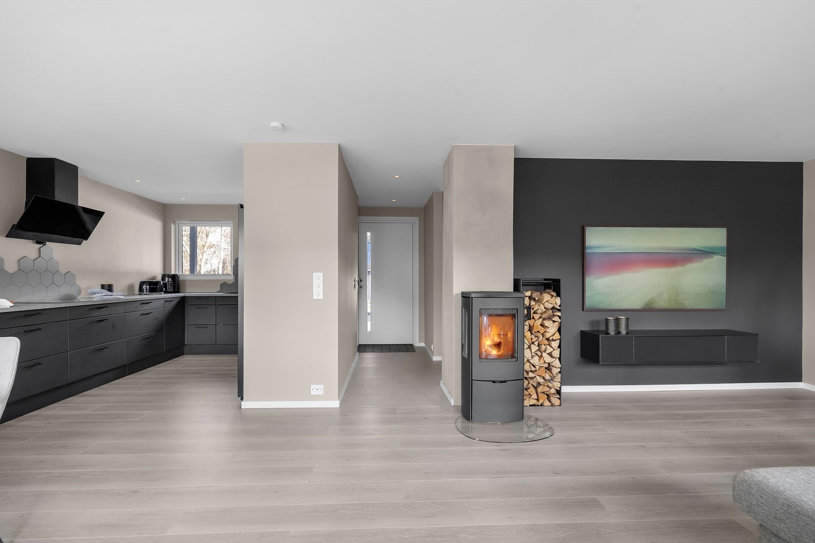 Åpen stue/kjøkken-løsning | Downlights i himling med dimmefunksjon. Galleribilde