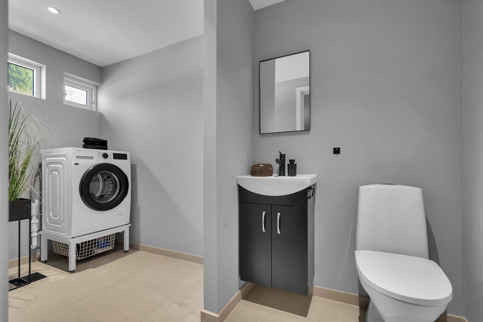 Toalett/vaskerom i forbindelse med gangen | Varme i gulv. Galleribilde