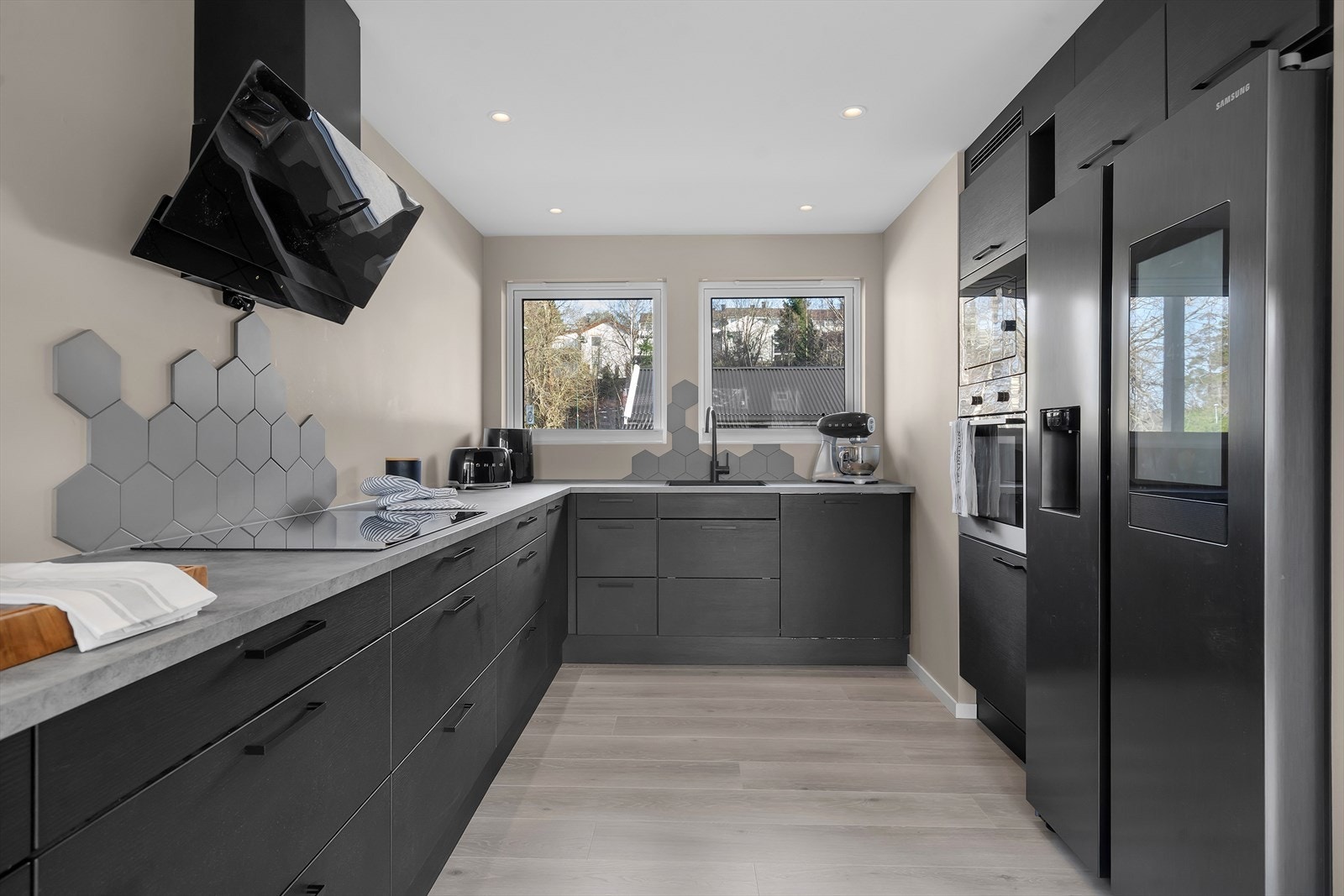 Lekkert kjøkken med innredning fra Sørlandskjøkken | Alle integrerte hvitevarer på kjøkkenet medfølger | Kjøleskapet medfølger ikke. Galleribilde