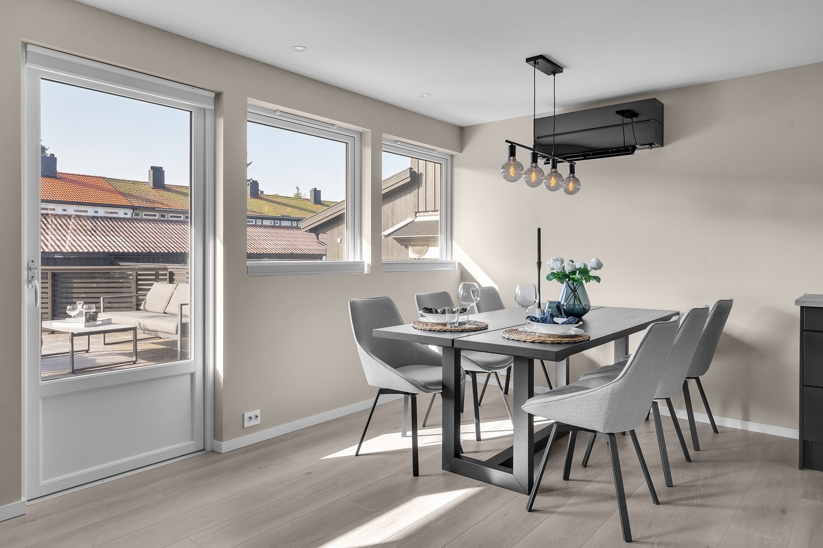 Stue/spisestue | Direkte adkomst til solrik og romslig uteplass.. Galleribilde