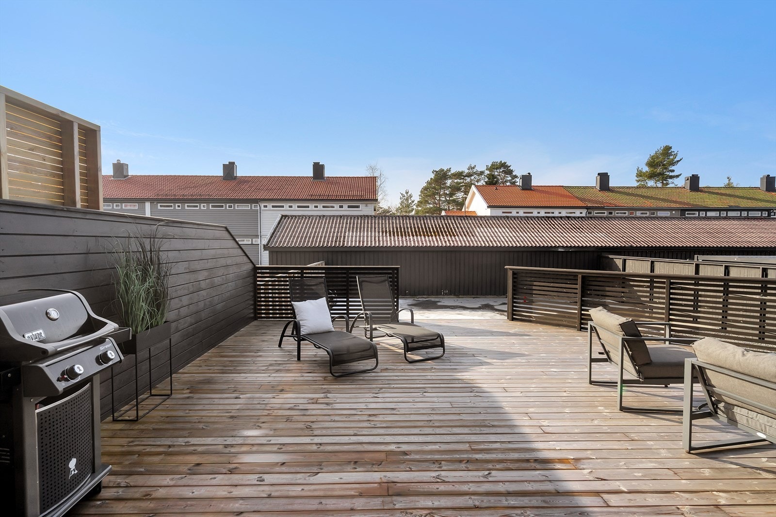 Pent opparbeidet tomt, med flotte uteplasser. Galleribilde