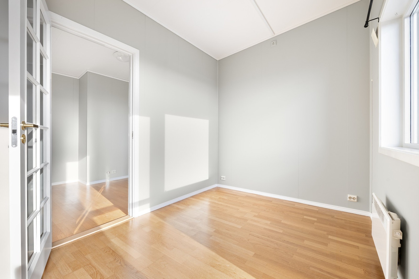 Stuen har malte plater på veggene i moderne fargevalg. Galleribilde