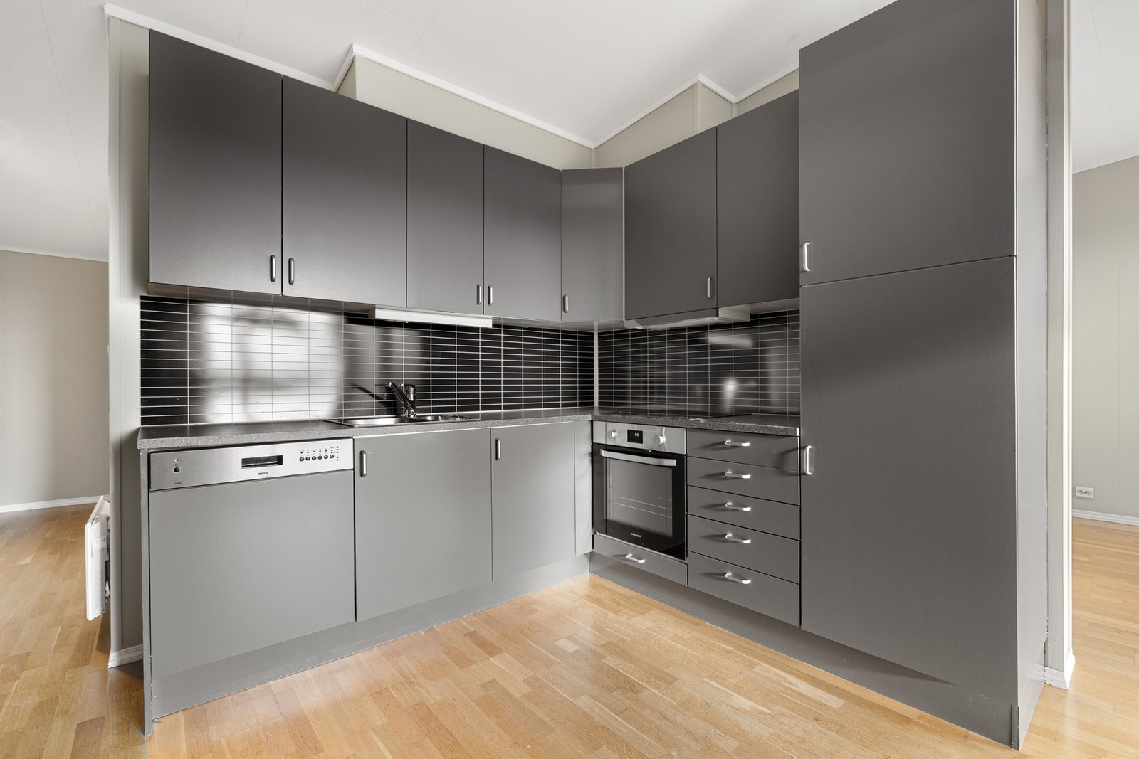 Kjøkkenet har integrert kjøleskap, stekeovn, platetopp og oppvaskmaskin. Galleribilde