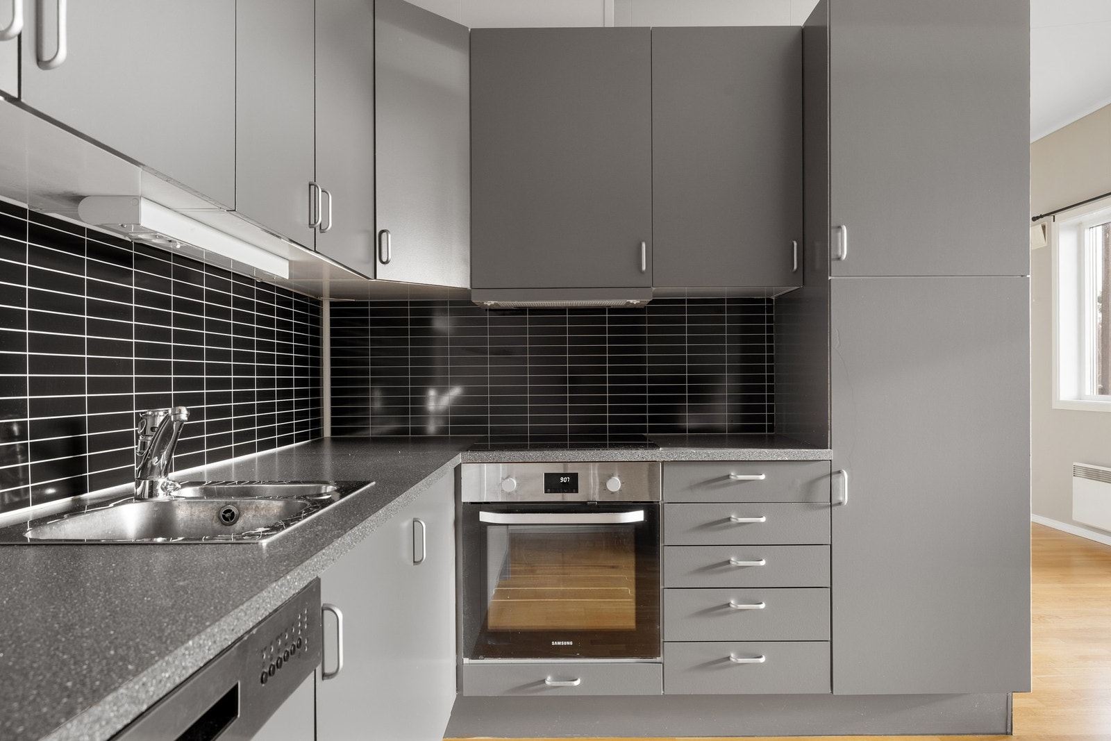 Kjøkkenet er innredet med mekanisk avtrekksvifte over stekesonen. Galleribilde