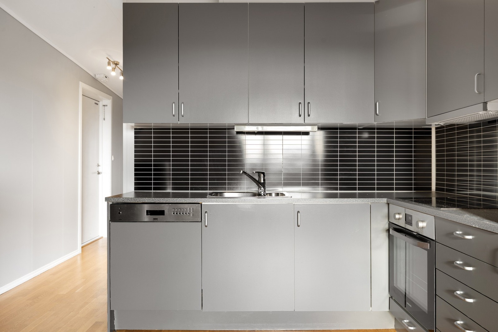 Mye skap og skuffer til oppbevaring av kjøkkenredskaper. Galleribilde