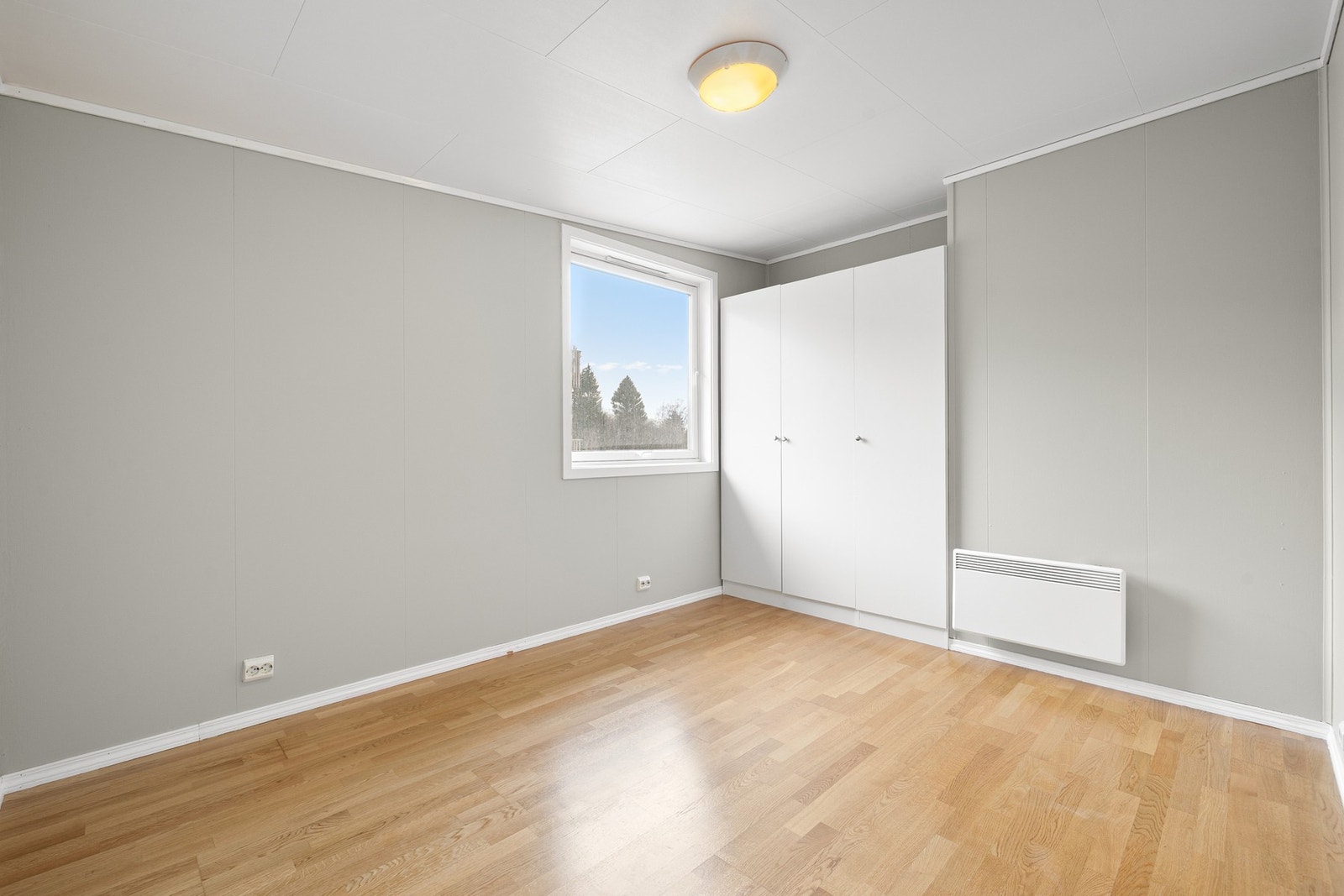 Soverom på 10 kvm innredet med garderobeskap. Galleribilde