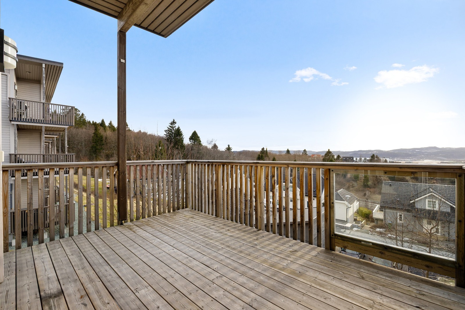 Flotte sol og utsiktsforhold fra balkongen. Galleribilde