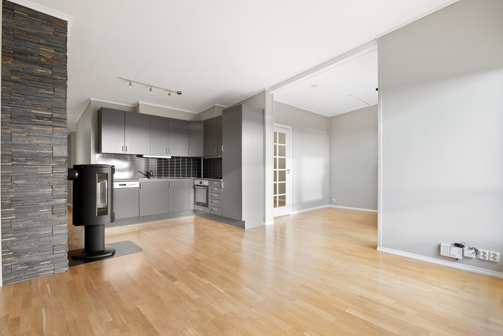 Romslig stue-/kjøkken løsning på 28 kvm med store vindusoverflater som gir naturlig lysinnslipp. Galleribilde