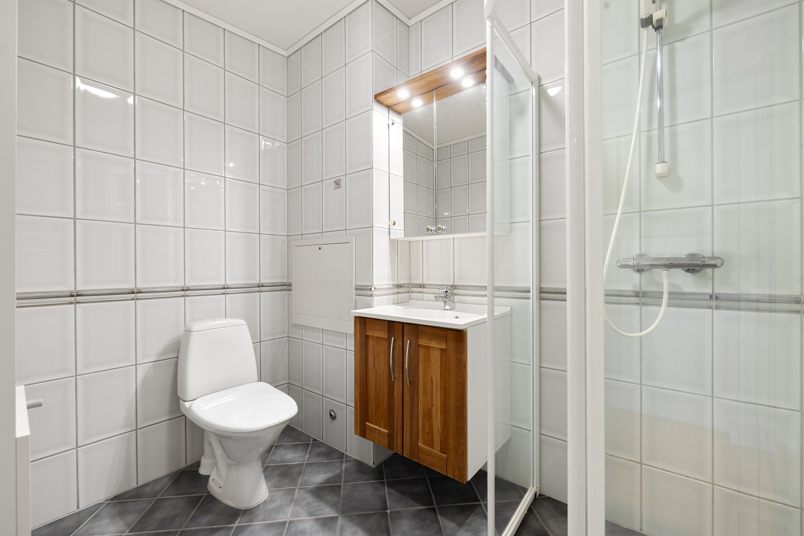 Baderommet har opplegg for vaskemaskin. Galleribilde