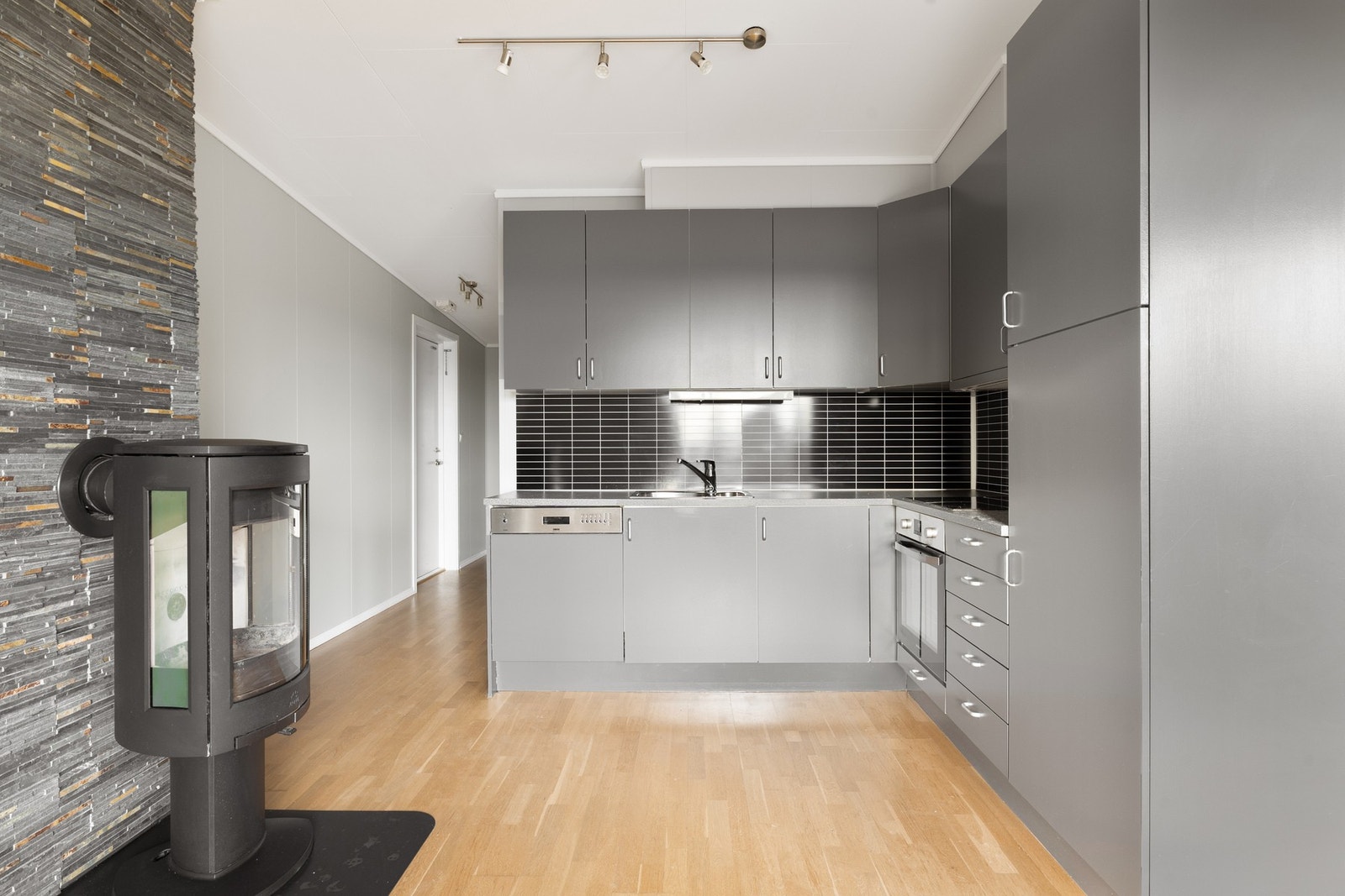 Tidløs kjøkkeninnredning med slette fronter. Galleribilde