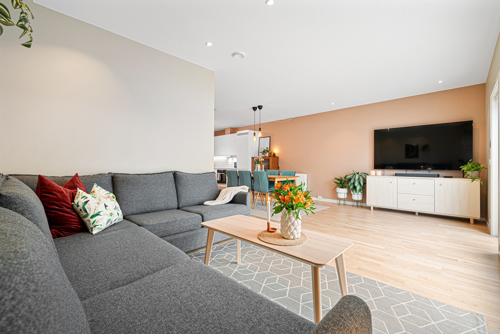 Boligen har fjernvarme og balansert ventilasjon. Galleribilde