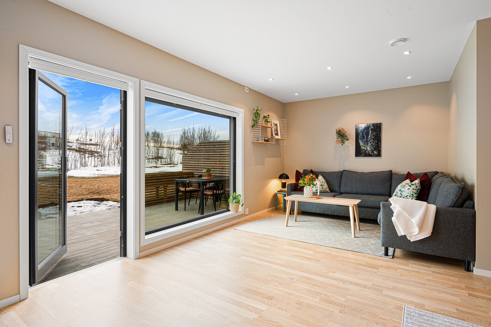 Boligen ligger fint til med ingen bebyggelse med svært lite innsyn. Galleribilde