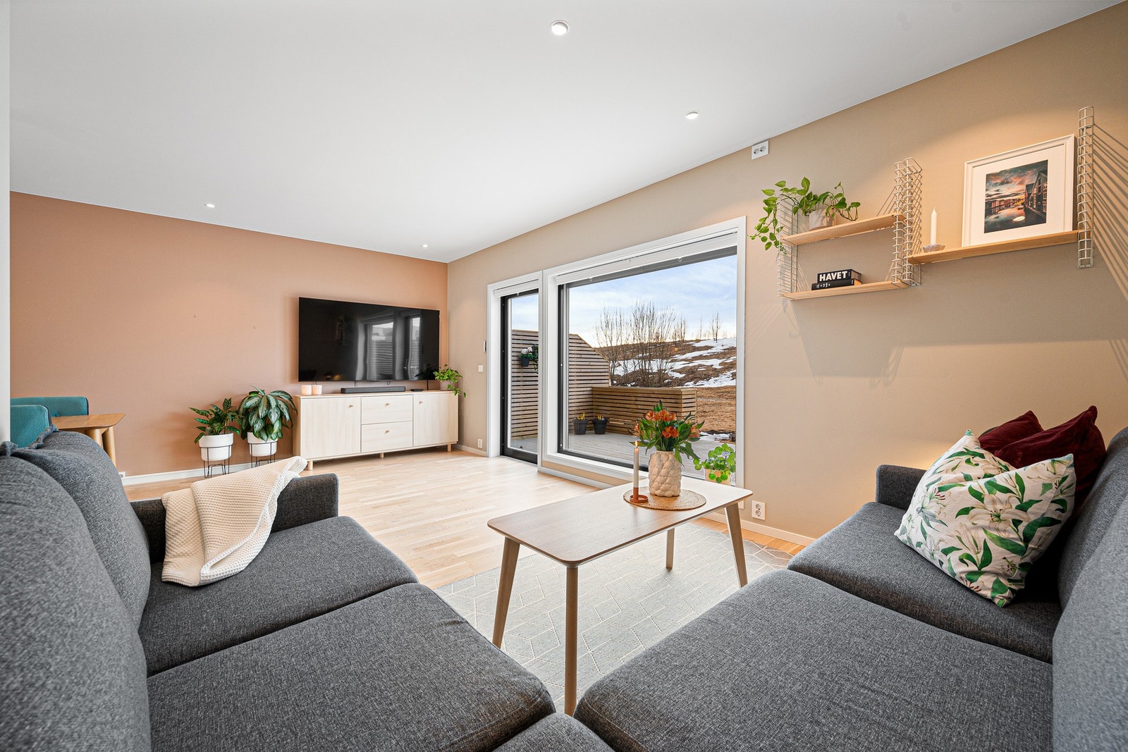 Lun og hyggelig stue med tidsriktige farge- og materialvalg. Galleribilde