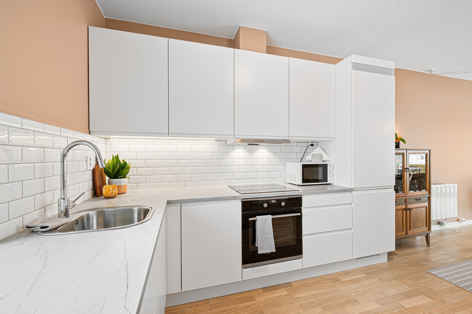 Kjøkkenet har integrert platetopp, stekeovn, oppvaskmaskin og kjøl/fryseskap. Galleribilde