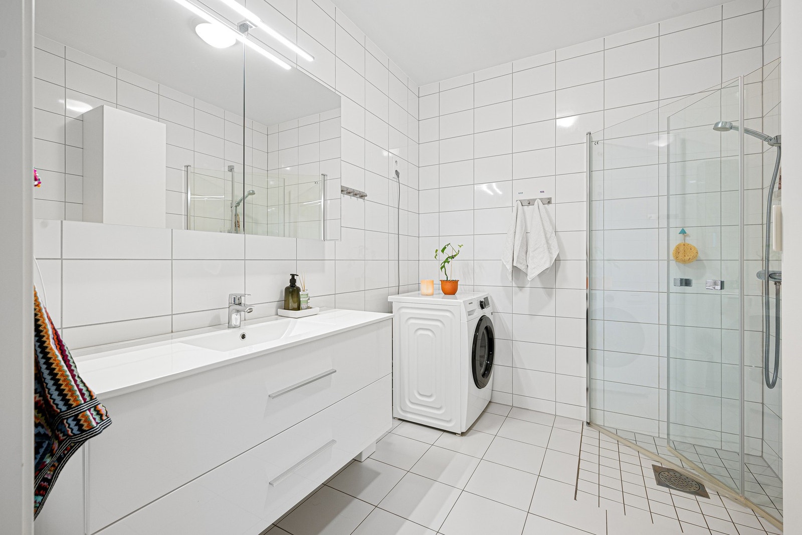 Pent og romslig bad med god plass til vaskemaskin. Galleribilde