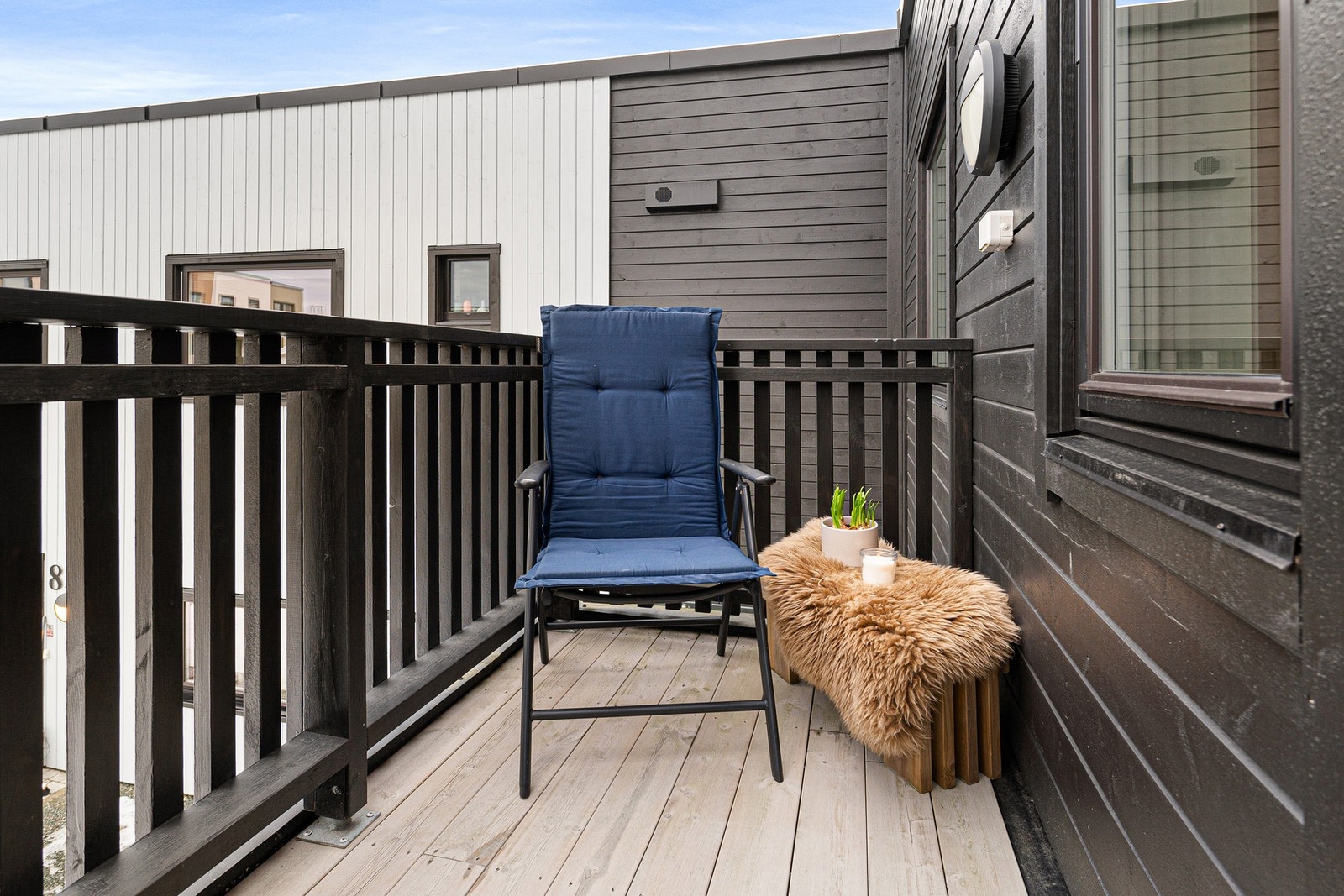 Fra soverommet har man utgang til en koselig balkong hvor morgensolen kan nytes. Galleribilde