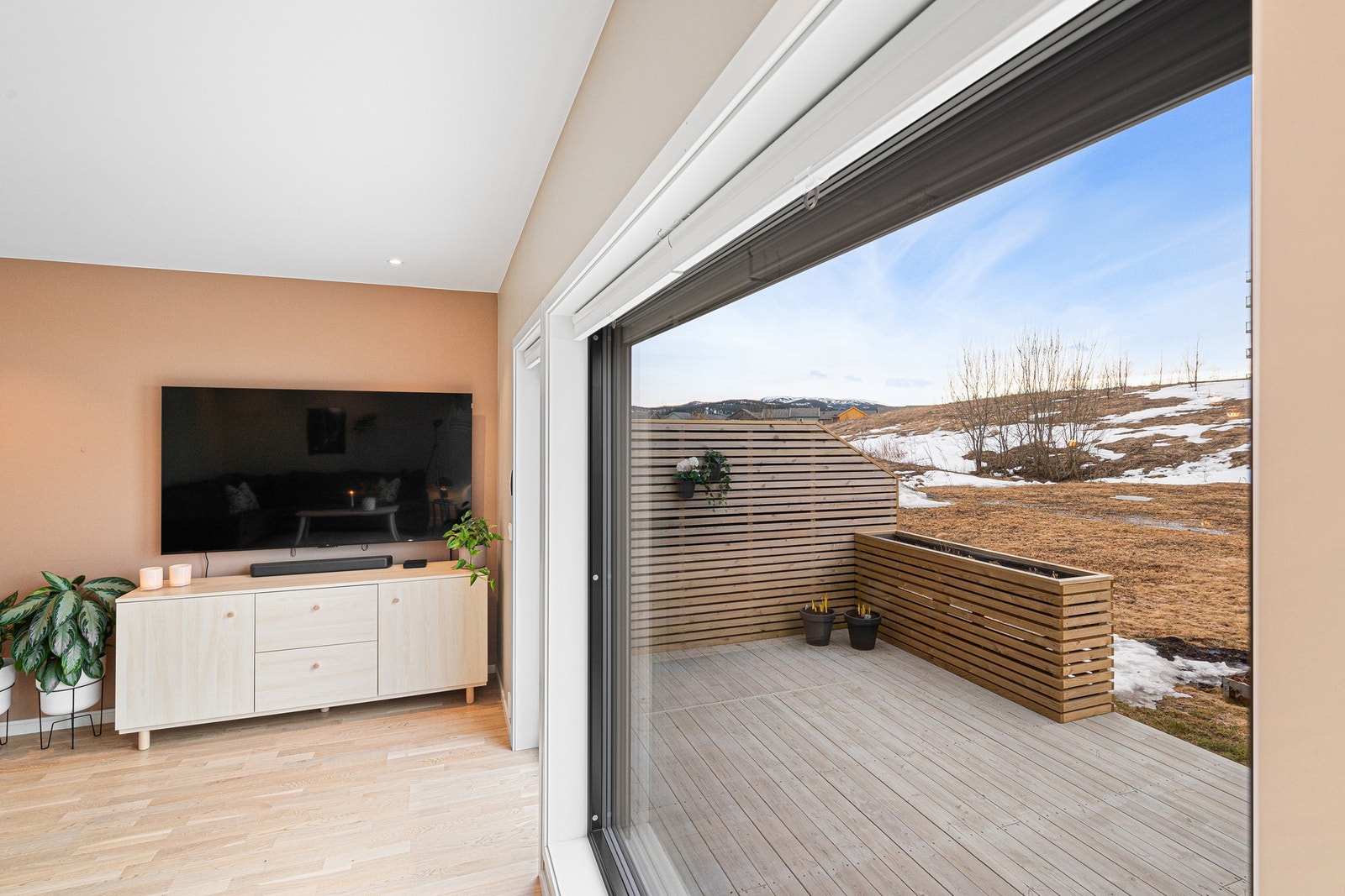 Fra stua har man direkte utgang til vestvendt terrasse. Galleribilde